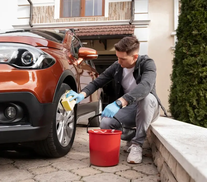 Lavage auto à domicile Guingamp : professionnel intervenant sur un véhicule
